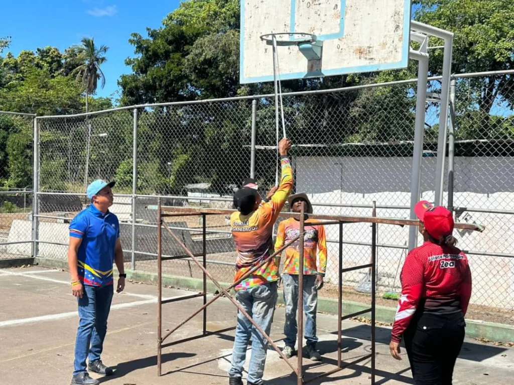 Inician Trabajos de Rehabilitación de la Cancha Deportiva en La Flor
