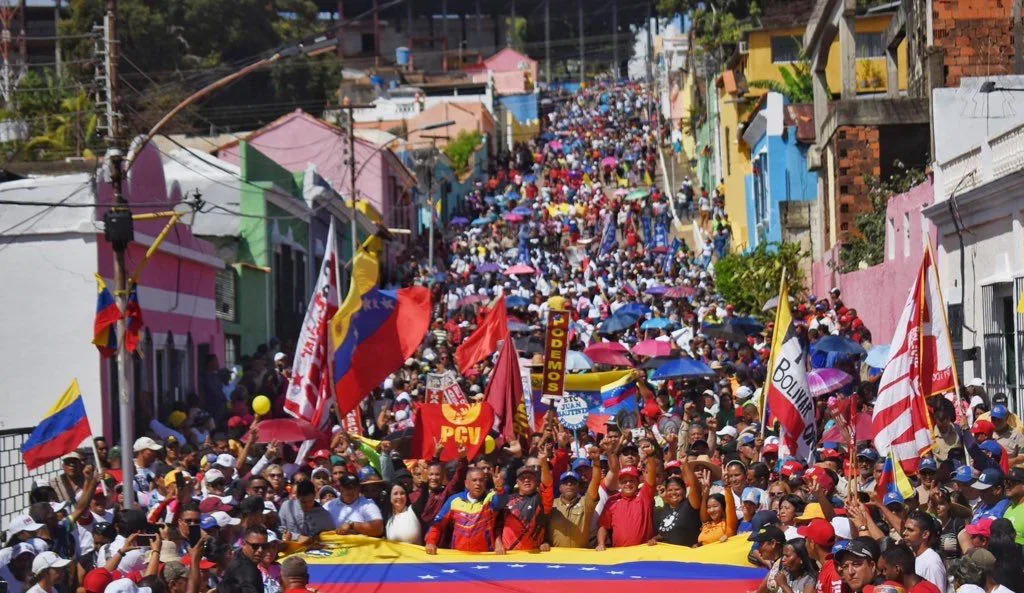 Miles de bolivarenses alzaron sus banderas en defensa de la Patria y del presidente Nicolás Maduro