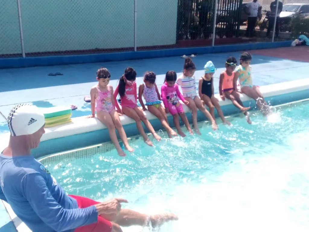 Inician clases de natación para niños en el parque Bolívar