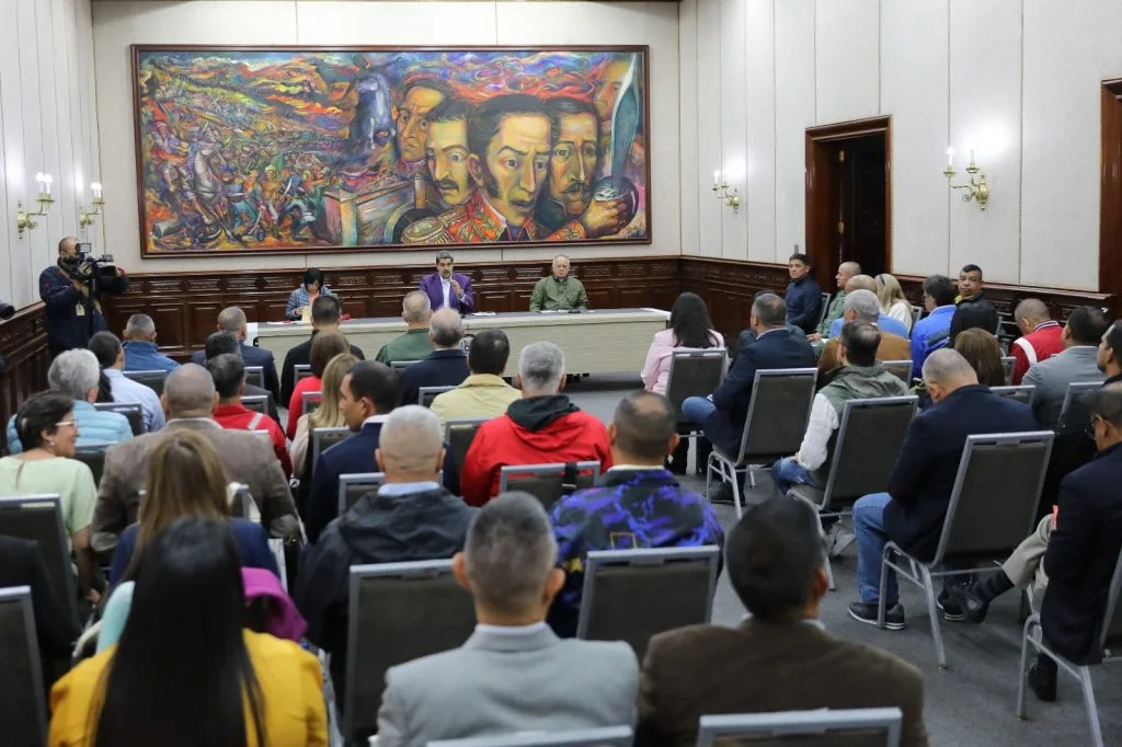 Maduro sostuvo reunión con ministros y gobernadores revolucionarios