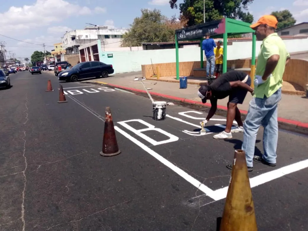Avanzan labores de embellecimiento en paradas de transporte público en Ciudad Bolívar