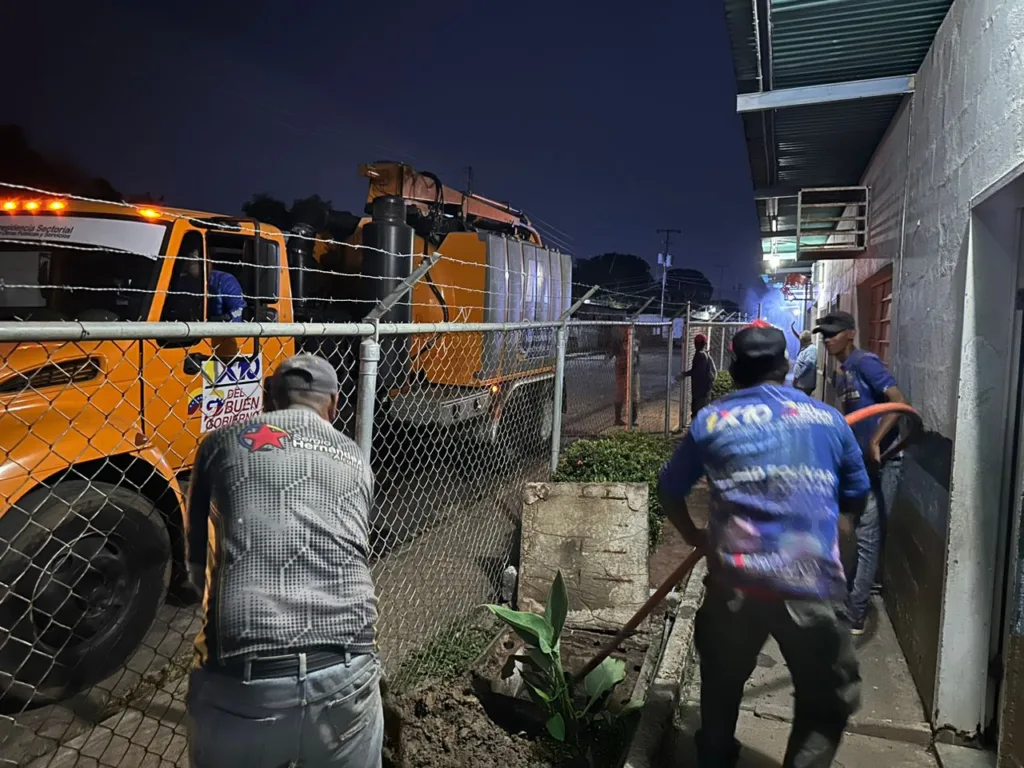 Escuela Jesús Soto en Ciudad Bolívar atendida con destape de redes de aguas servidas