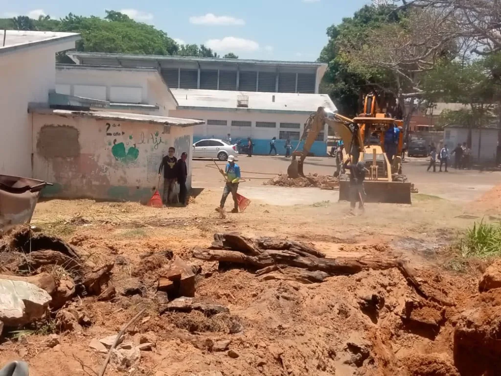 Inician trabajos de sustitución de tubería de aguas servidas en el liceo Fernando Peñalver