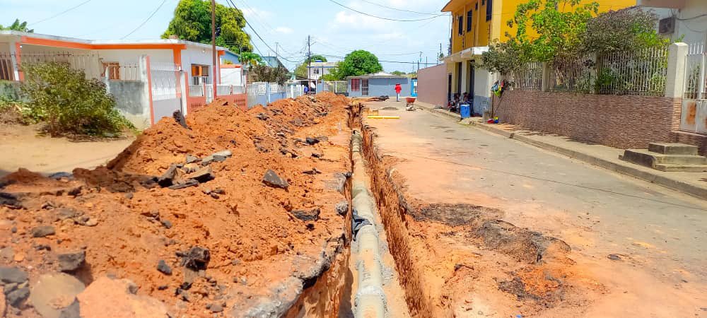 Más de 5 mil familias serán beneficiadas con la sustitución de red de aguas servidas en Simón Bolívar