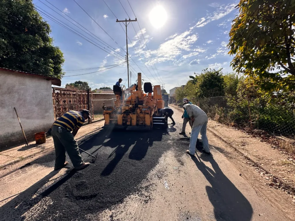 Continúan los trabajos de asfaltado en Ciudad Bolívar