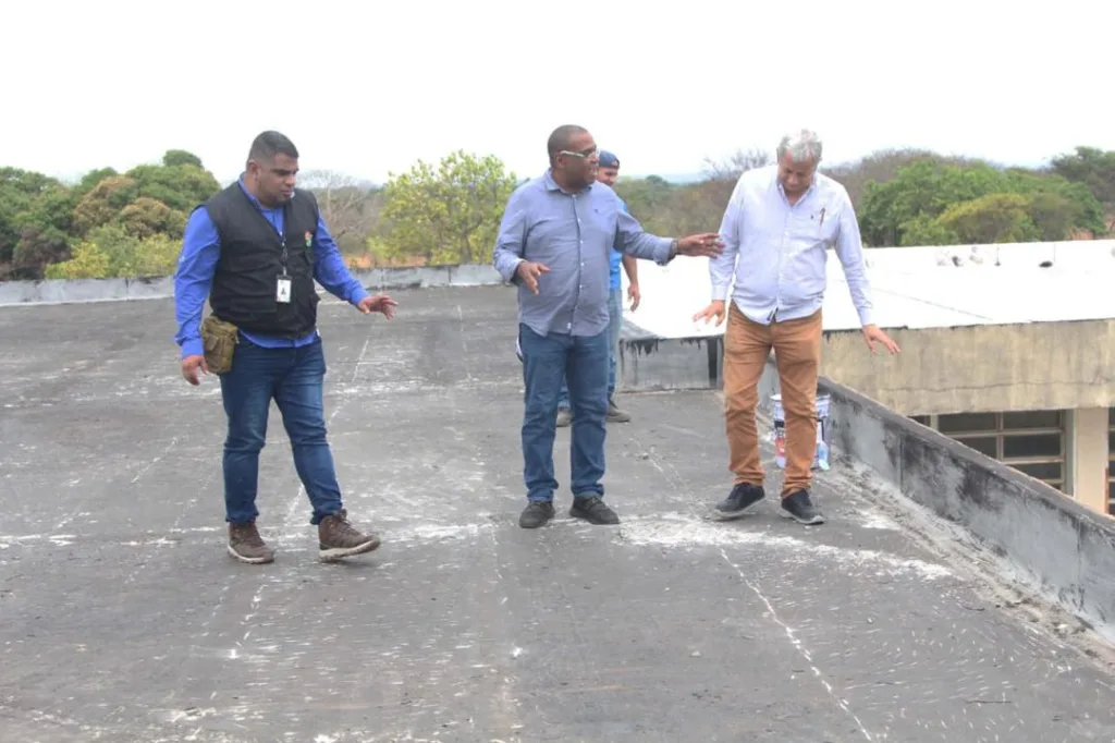 Inspeccionan trabajos en Escuela Bachiller Felipe Hernández en Ciudad Bolívar