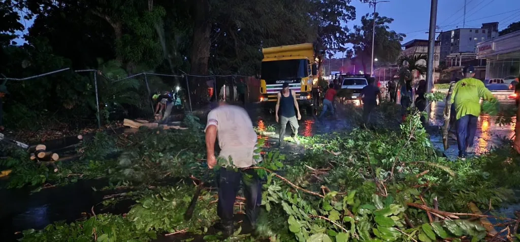 Gobierno municipal de Angostura del Orinoco atendió emergencias por las lluvias
